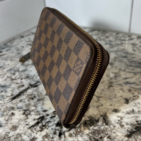 Authentic Louis Vuitton Zippy Wallet - Picture 5 of 8